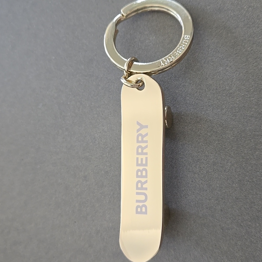 New Burberry Skateboard Keyring Gold W/ BURBERRY Her Logo Keychain Keyring - Picture 6 of 12